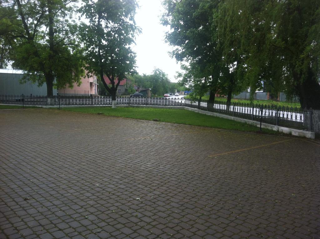 Piroshka Hotel Berehove  Buitenkant foto